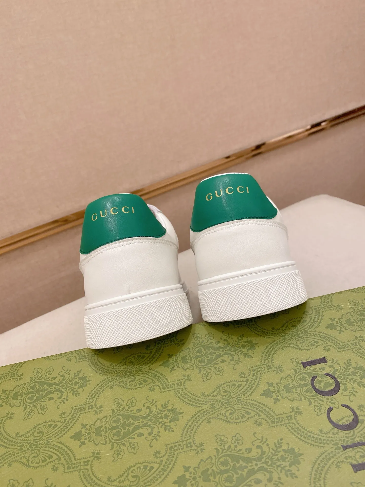 Factory price: 420💰 (GUCCI) The latest model from the official website 🎁🎁Casual and fashionable men's shoes👟, hot style 💥The version is simple and elegant, exclusive for trendy men. Unique official website latest brand elements 👑Gucci original decoration, fashionable and generous, the fabric is original cowhide ✅sheepskin lining, the official website specifies wear-resistant casual outsole, the classic model is taken in kind at the counter🎬38-44 (45 is not returned or exchanged)